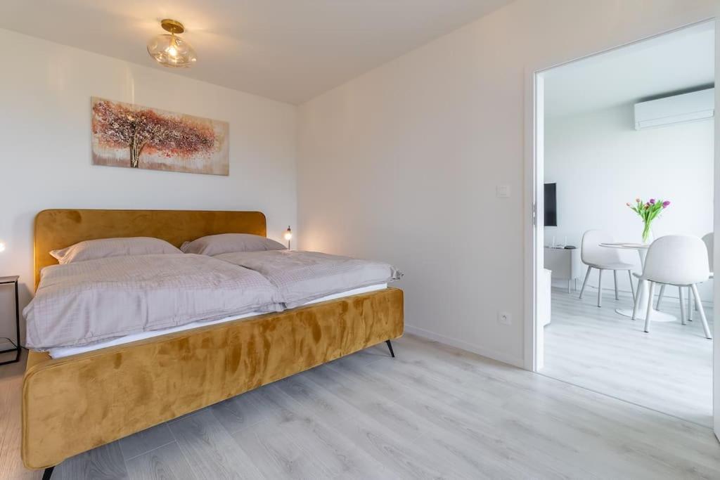 Cozy Apartment Near City Centrum And Bratislava Airport ภายนอก รูปภาพ